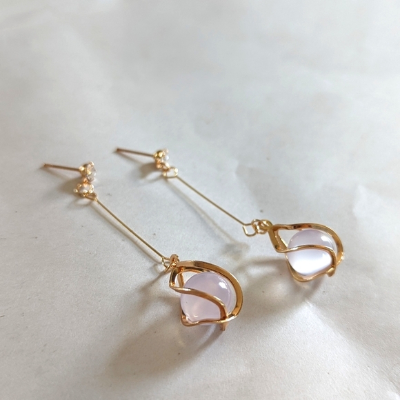 Jewelry - Earrings - Dangling with bead